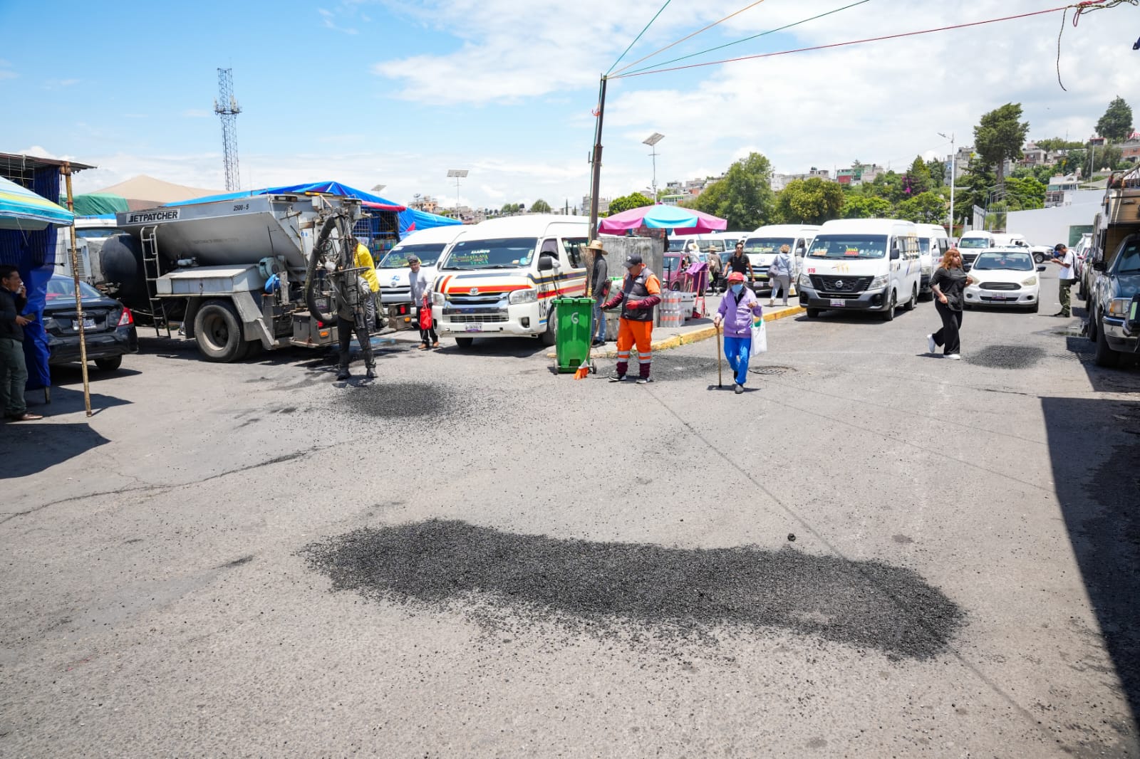 Atiende Ayuntamiento de Tlaxcala con bacheo calles aledañas al Mercado 'Emilio Sánchez Piedras'